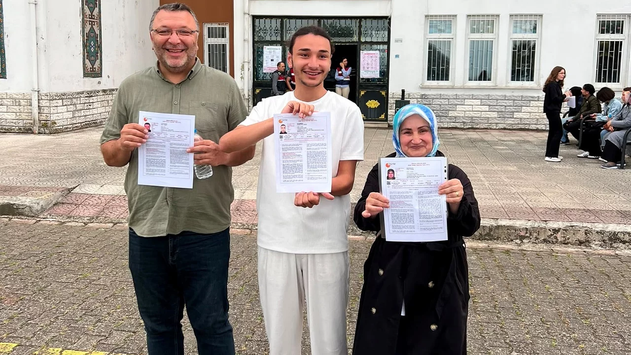 Anne, baba ve oğul aynı okulda üniversite sınavına girdi