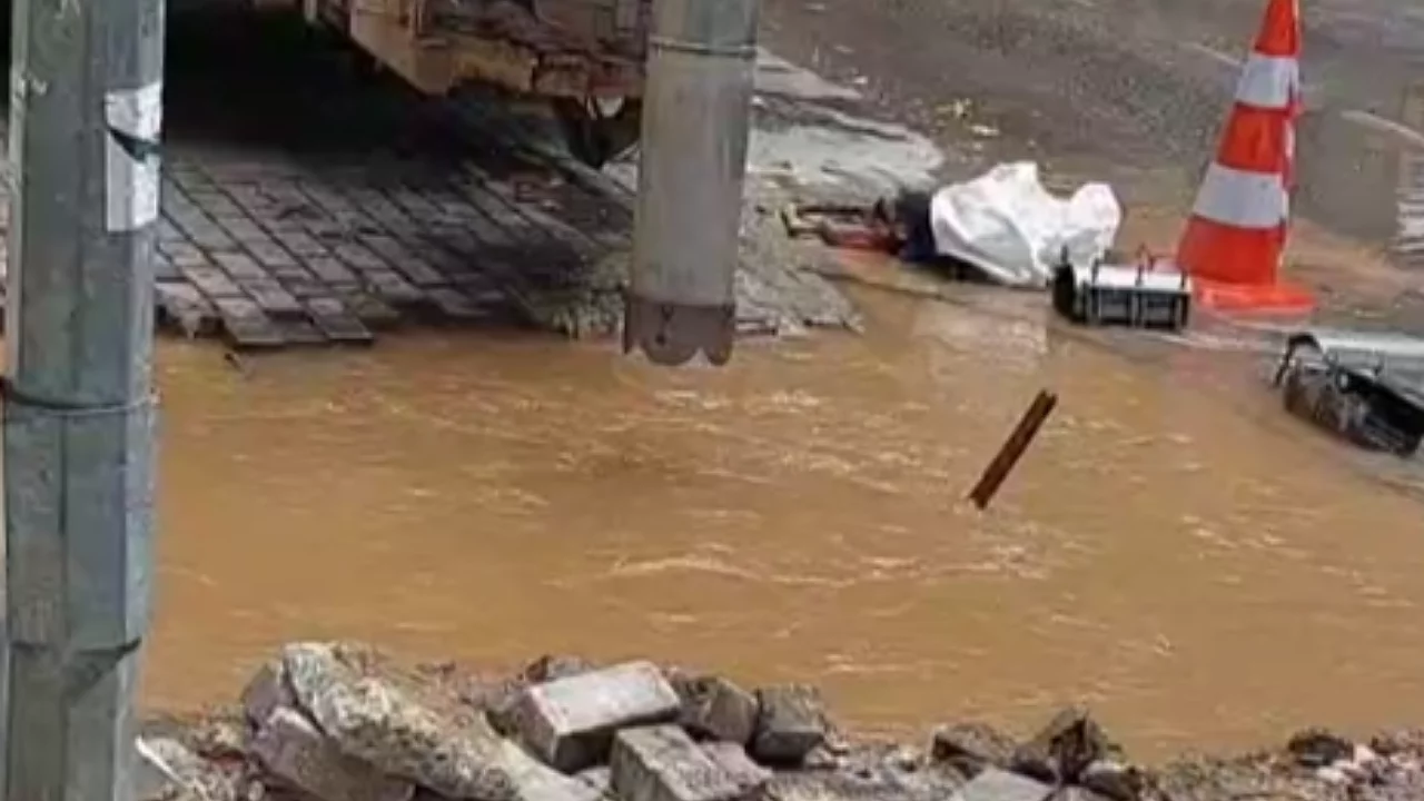 Bursa'da ana su borusu patladı! Cadde g&ouml;le d&ouml;nd&uuml;