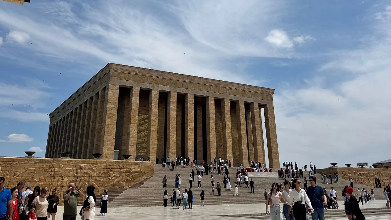 Anıtkabir'de ziyaretçi yoğunluğu
