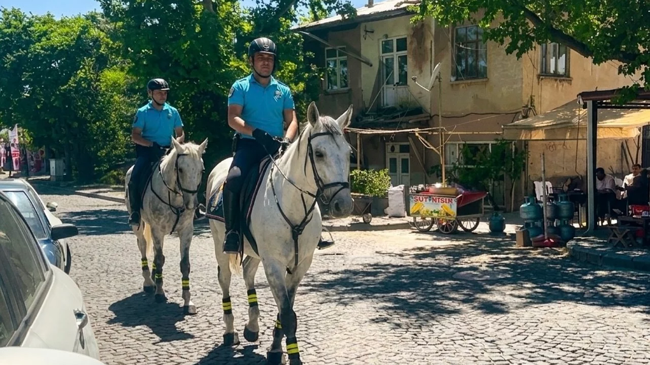 Atlı jandarma tarihi sokaklarda g&ouml;revde