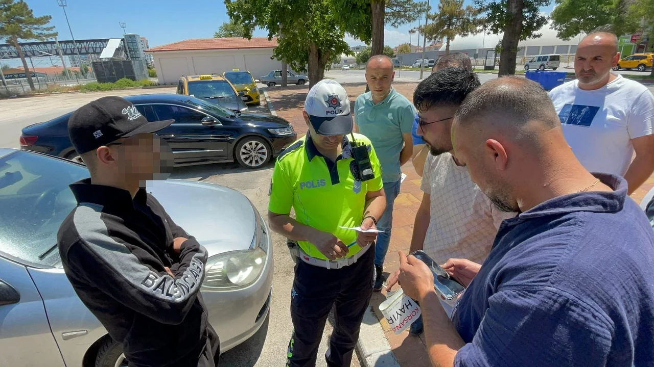Taksiciler müşteri kılığına girip polise yardım etti!