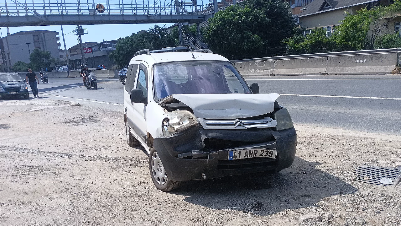 Hafif ticari araç otomobile çarptı, 2 kişi yaralandı