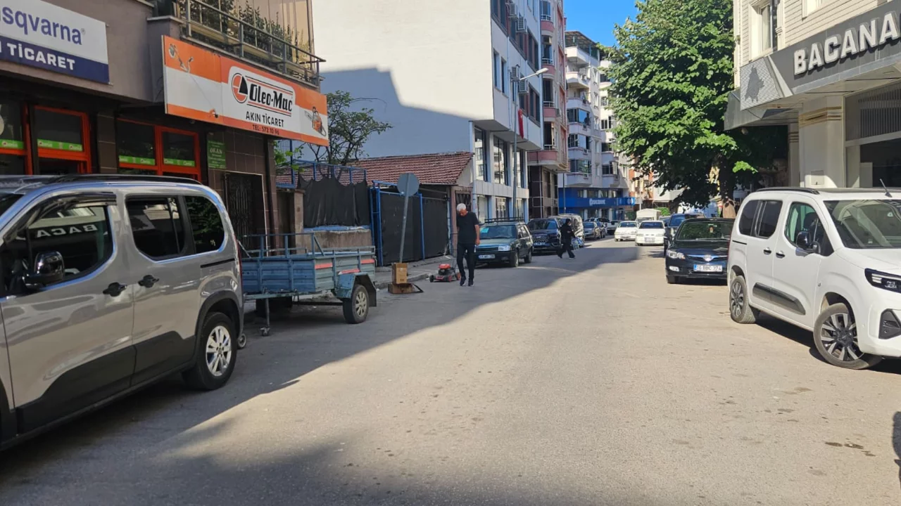 Bursa'da cadde parkı krizi: Esnafın &ouml;nlem aldığı alanlar tepki &ccedil;ekiyor