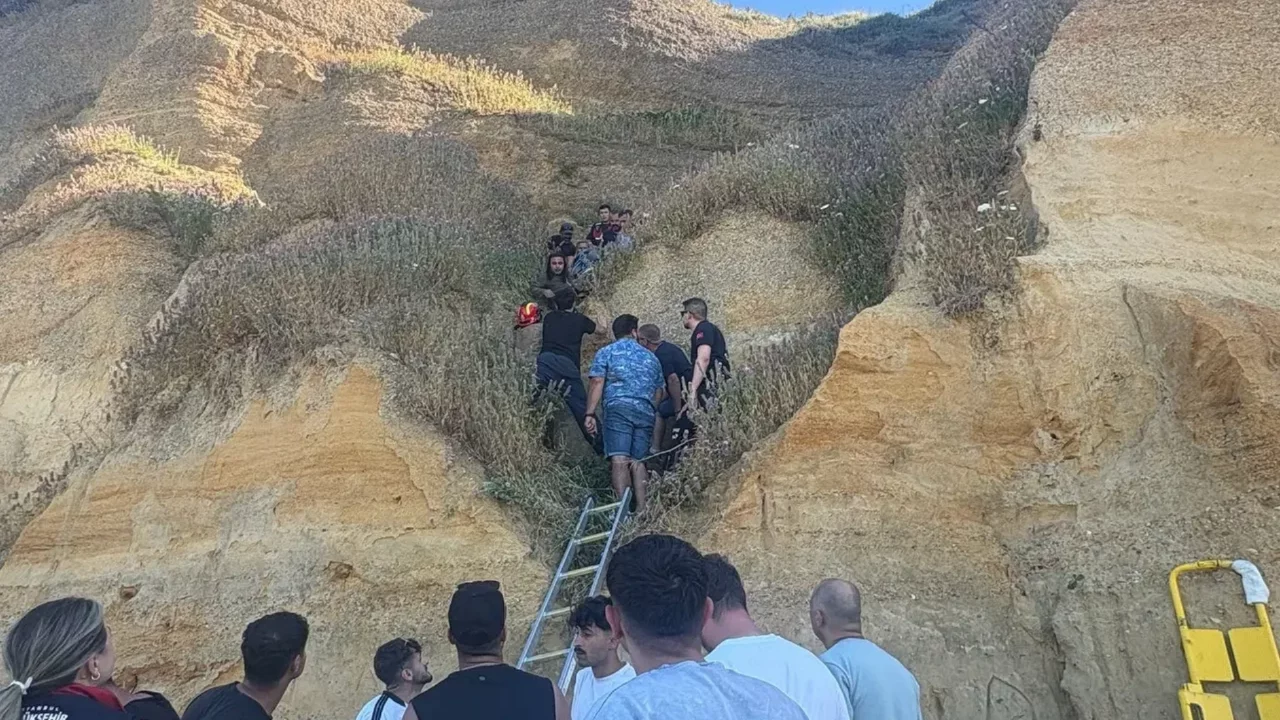 Yama&ccedil; paraş&uuml;t&uuml; faciası: Biri &ccedil;ocuk 2 kişi kayalıklara &ccedil;akıldı