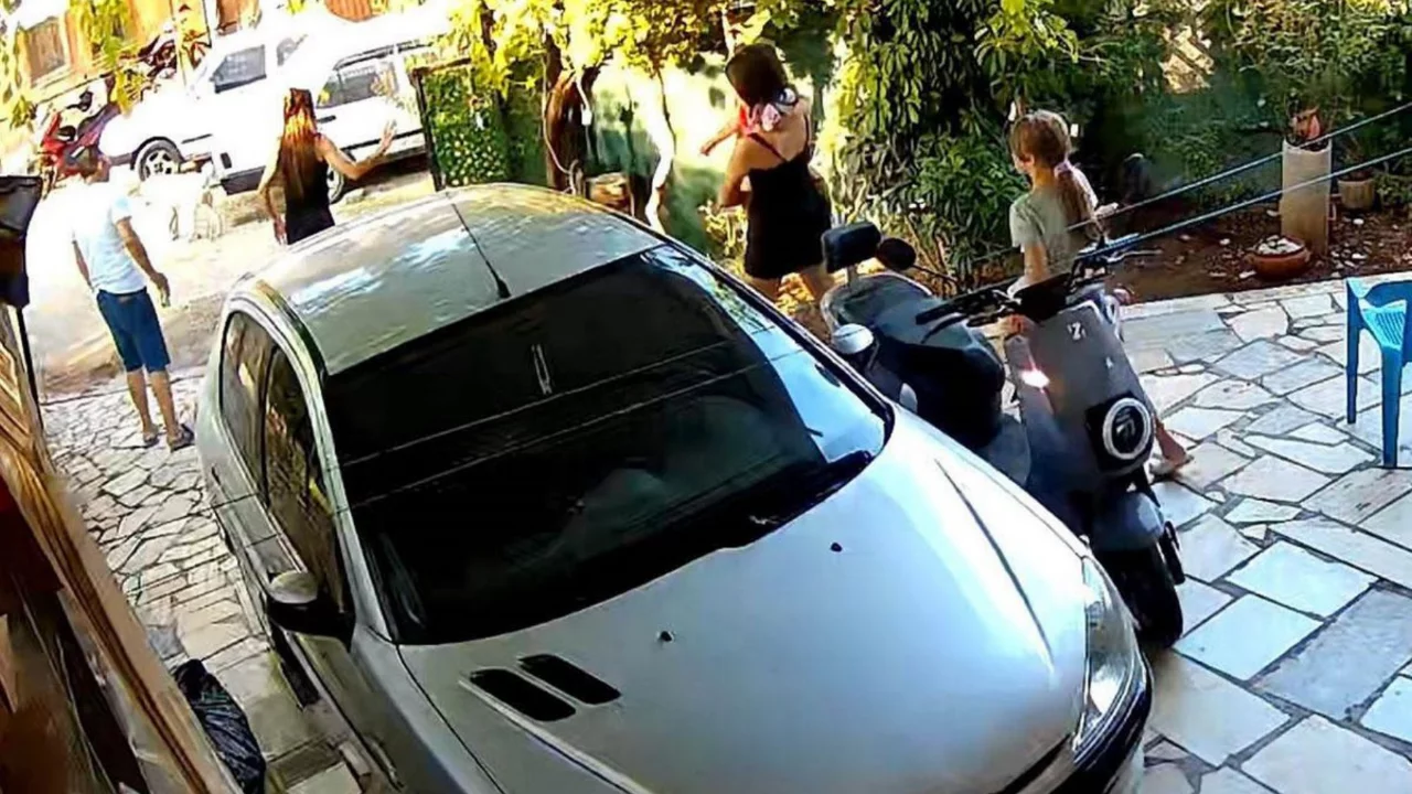 'Kapı gıcırtısı' nedeniyle komşusunu çocukların gözü önünde katletti