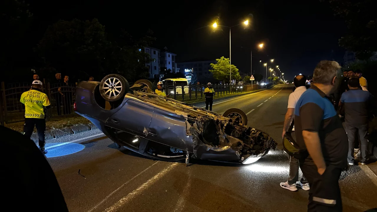 Bolu'da D-100'de takla atan otomobilden burunları bile kanamadan &ccedil;ıktılar