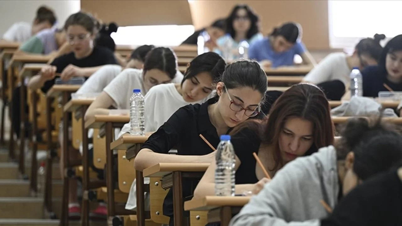 &Uuml;niversite adaylarının ikinci g&uuml;n heyecanı: 1 milyon 627 bin kişi ter d&ouml;kecek!