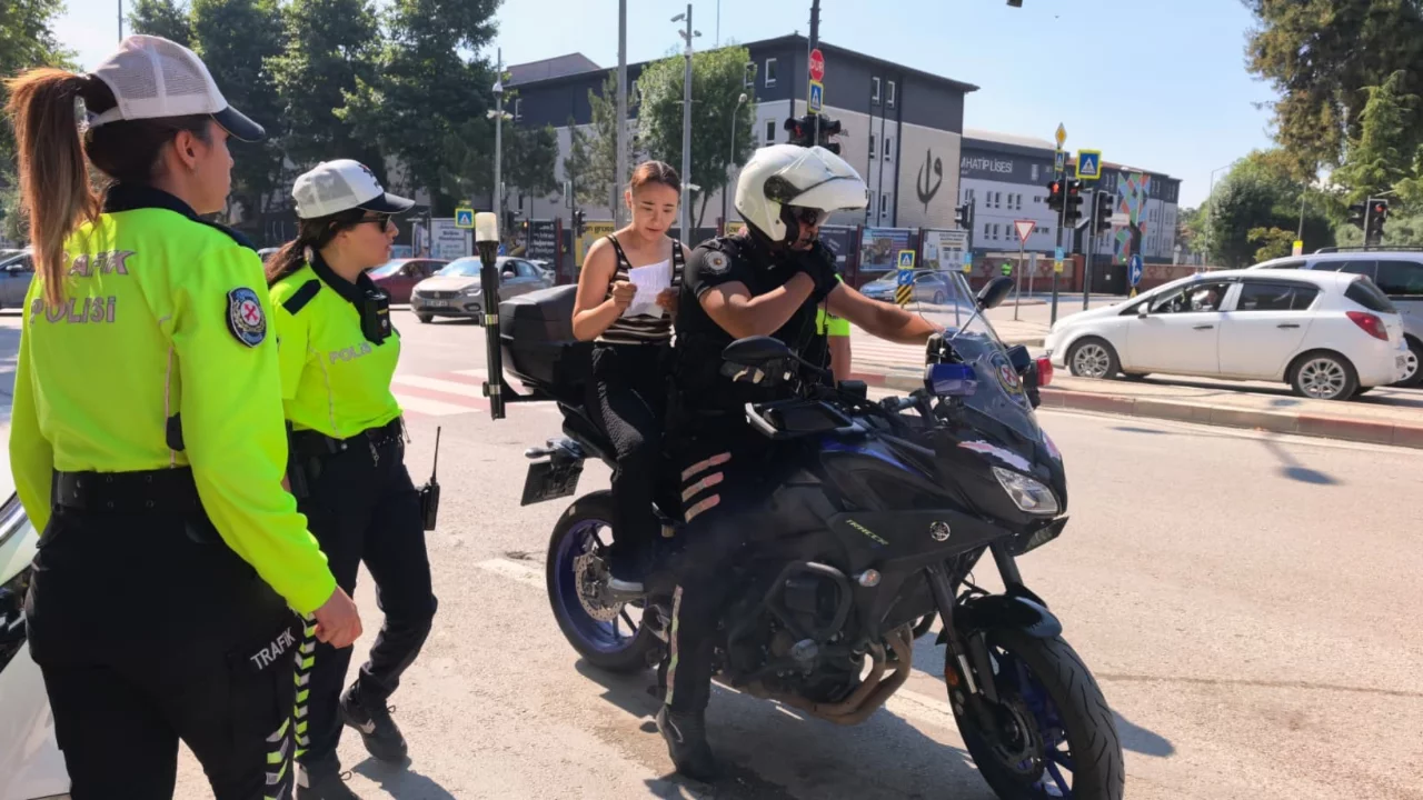 Bursa'da nefes kesen dakikalar: Kimliğini unutan öğrenci sınava 1 dakika kala yetiştirildi