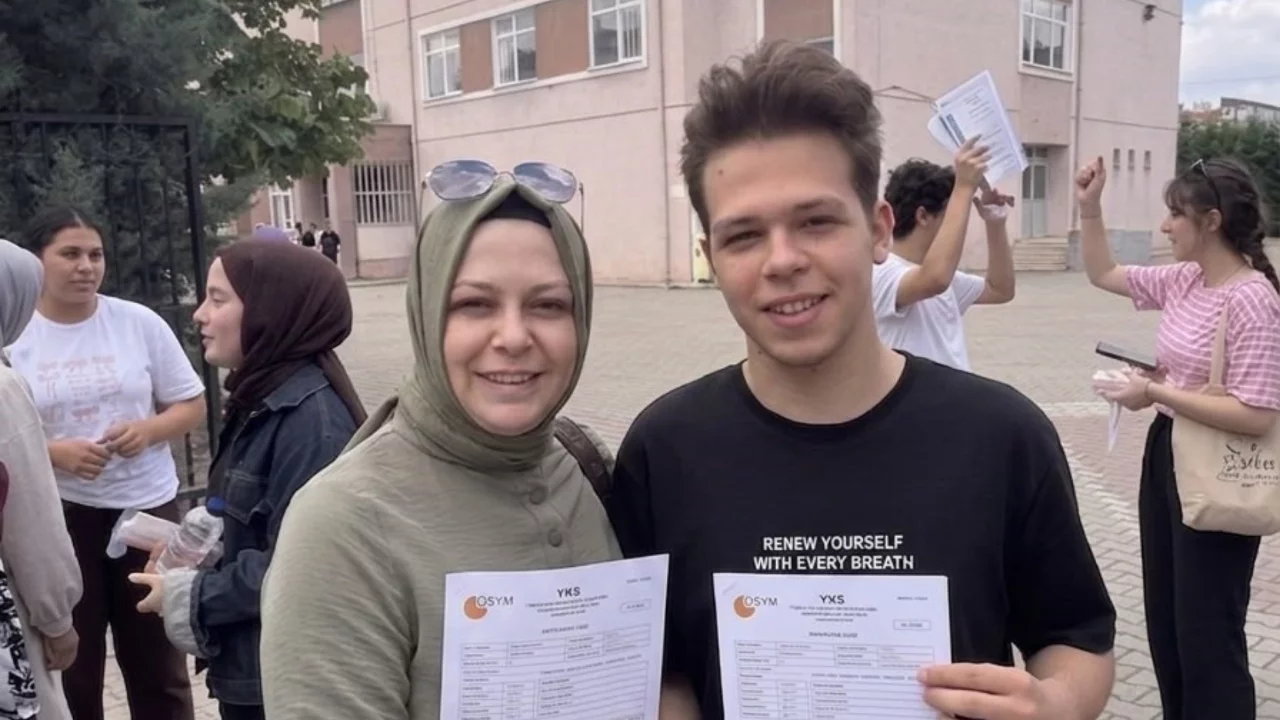 Bursa'da anne ve oğul aynı okulda sınava girdi