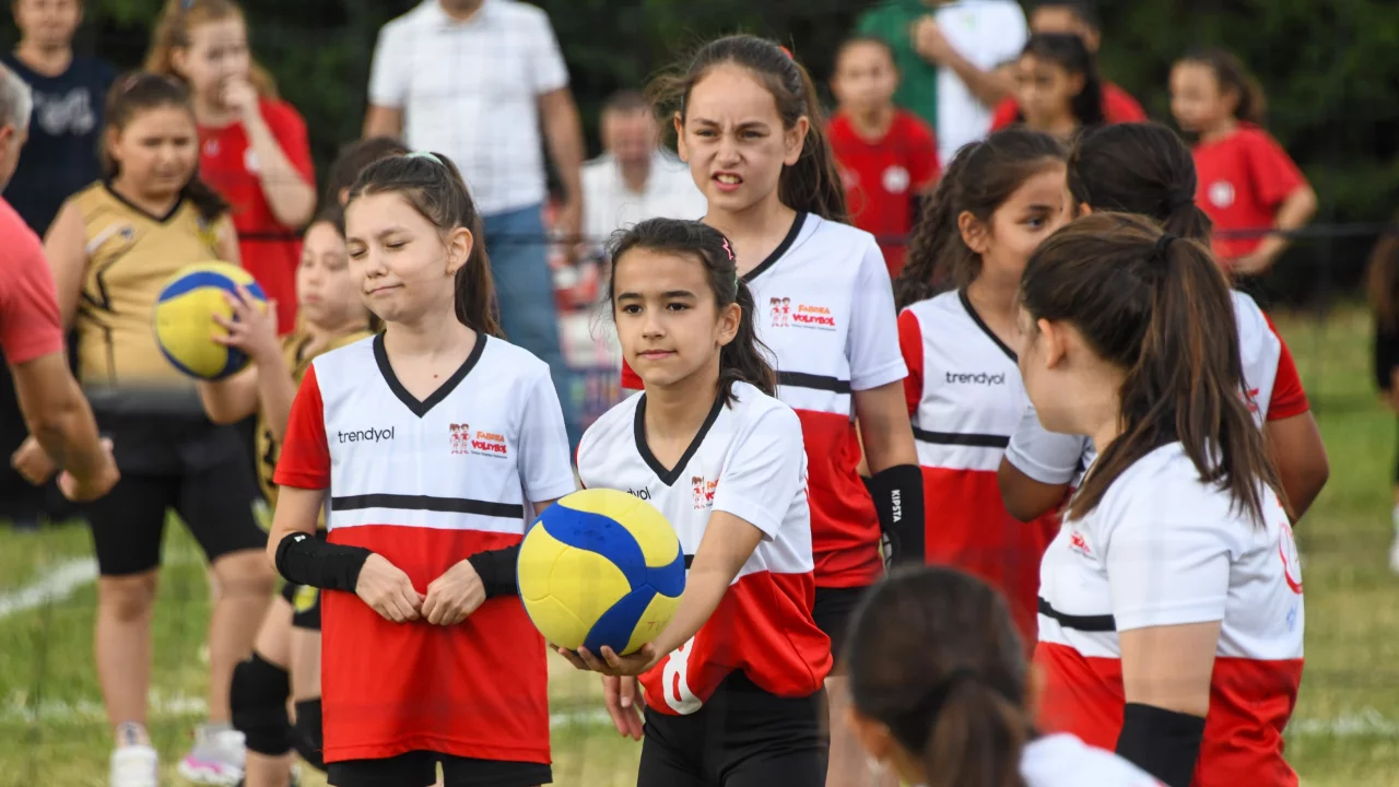 Osmangazi'de 1500 kız &ccedil;ocuğu sahaya &ccedil;ıktı