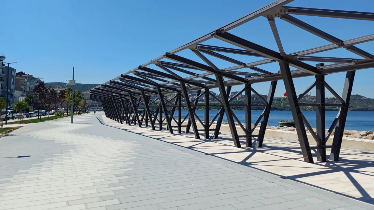 Gemlik sahili yenilendi, demir yapı tartışmaları s&uuml;r&uuml;yor