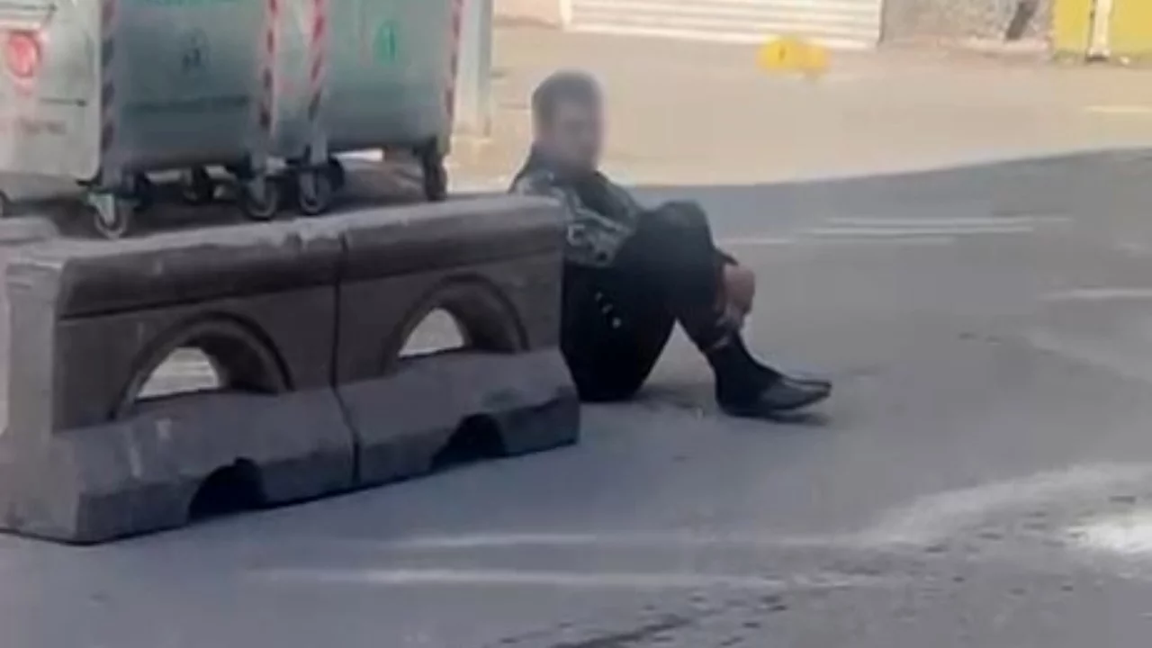 Sokak ortasında hareketsiz duran şahıs vatandaşları tedirgin etti