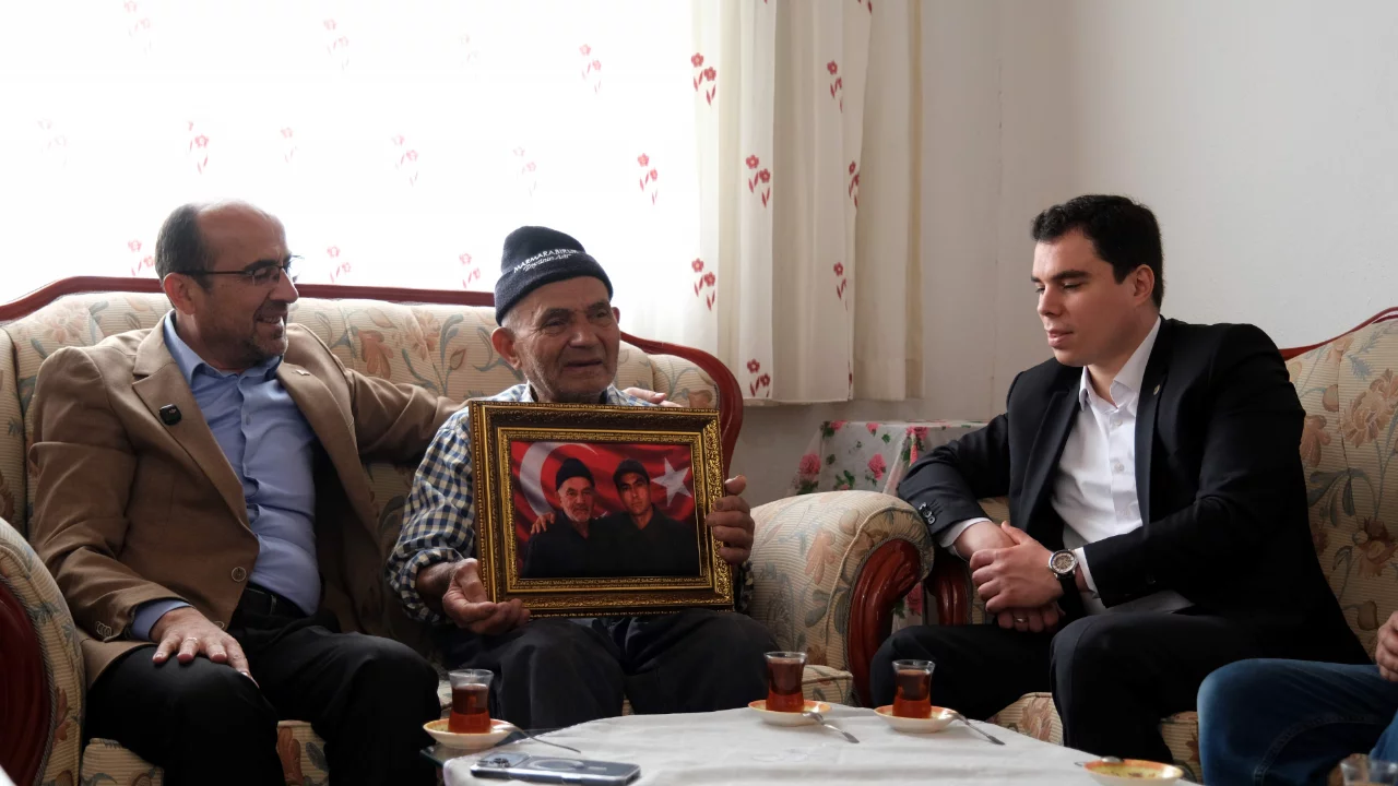 Babalar G&uuml;n&uuml;'nde anlamlı ziyaret: Şehit babalarına duygulandıran hediye