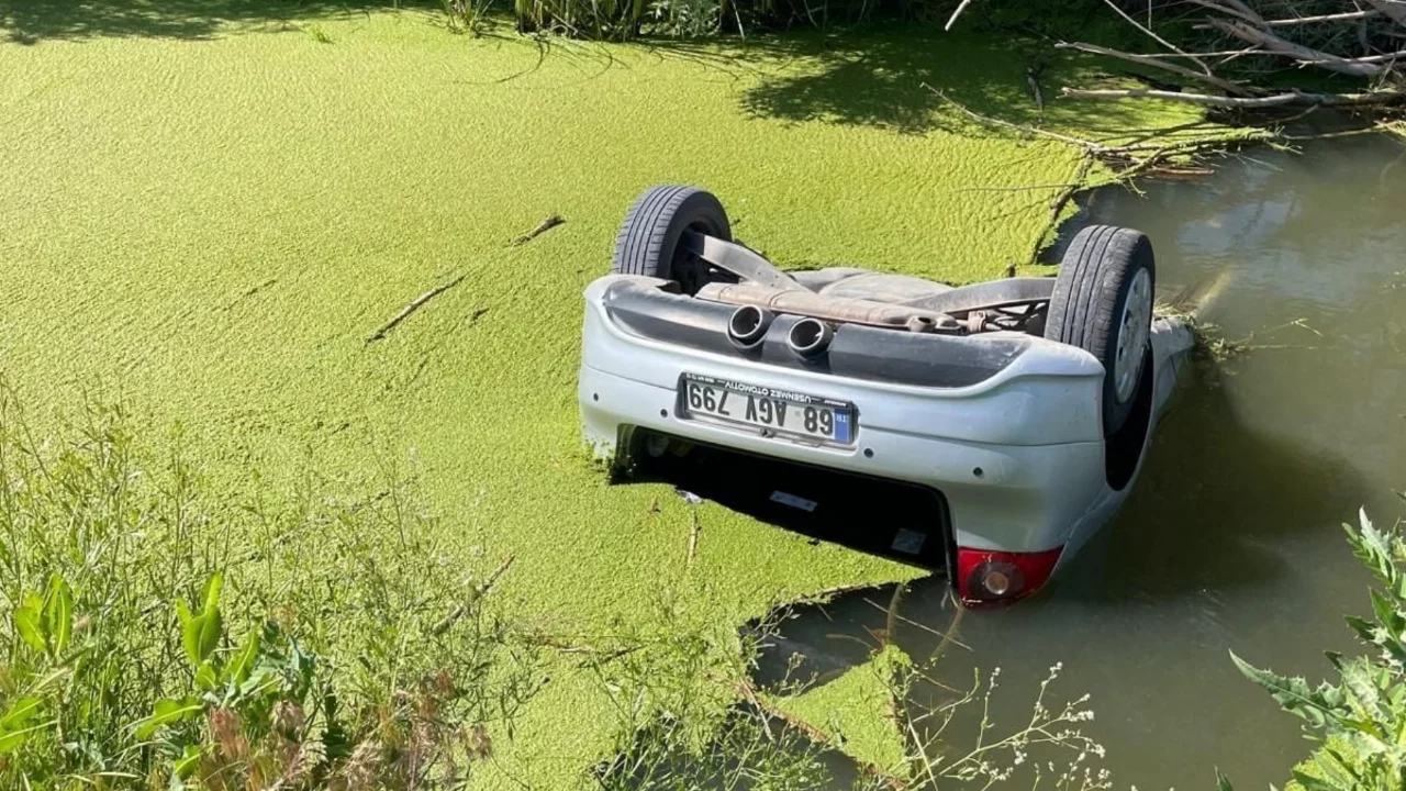 Drenaj kuyusundaki otomobilden 2 cansız beden &ccedil;ıkarıldı!