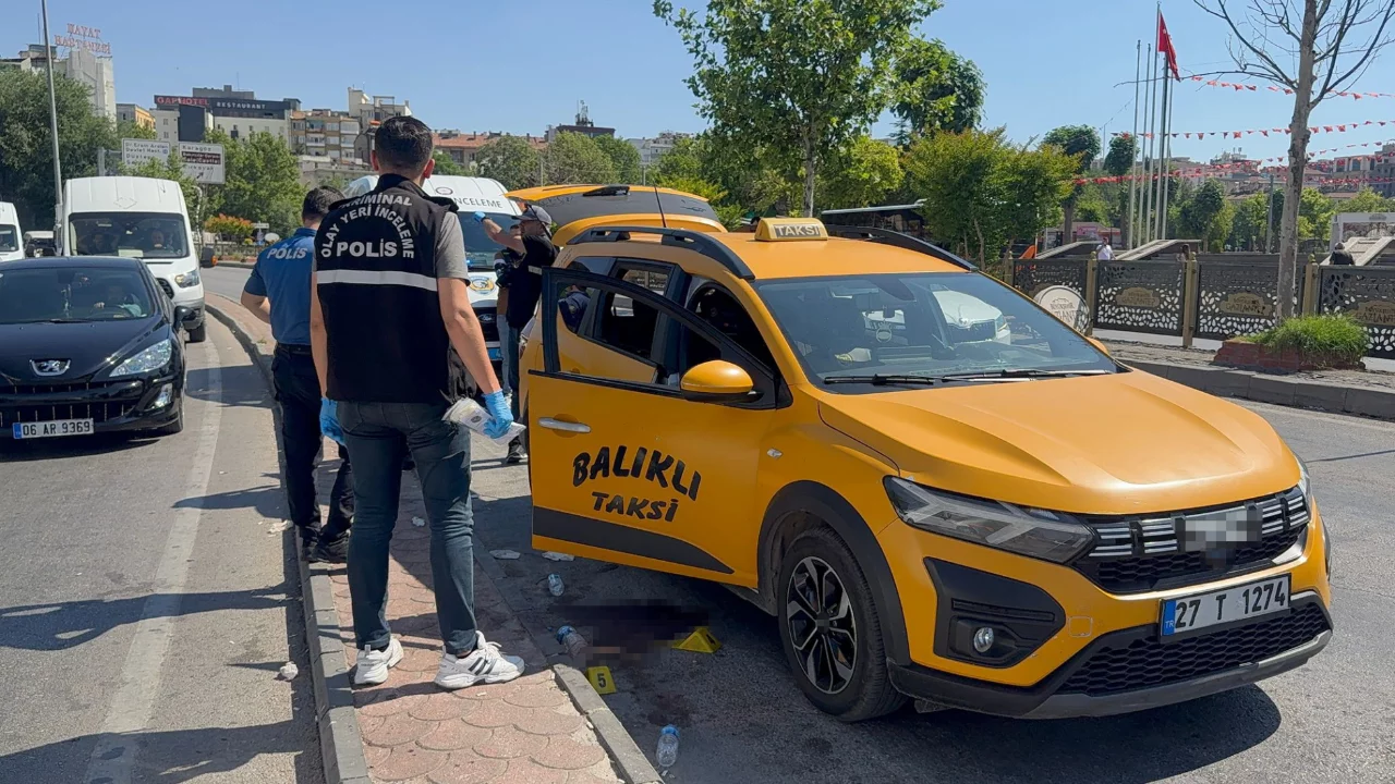 Taksiciler arasında &ccedil;ıkan yolcu kavgasında bı&ccedil;aklar &ccedil;ekildi! &Ccedil;ok sayıda yaralı var...