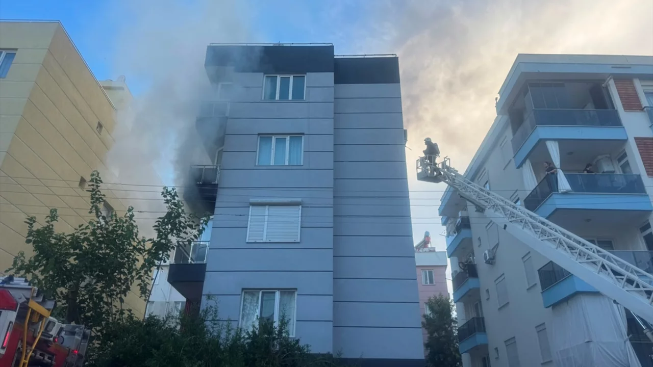 Antalya'da korkutan yangın: Alevler balkona sıçradı, mahsur kalanlar kurtarıldı
