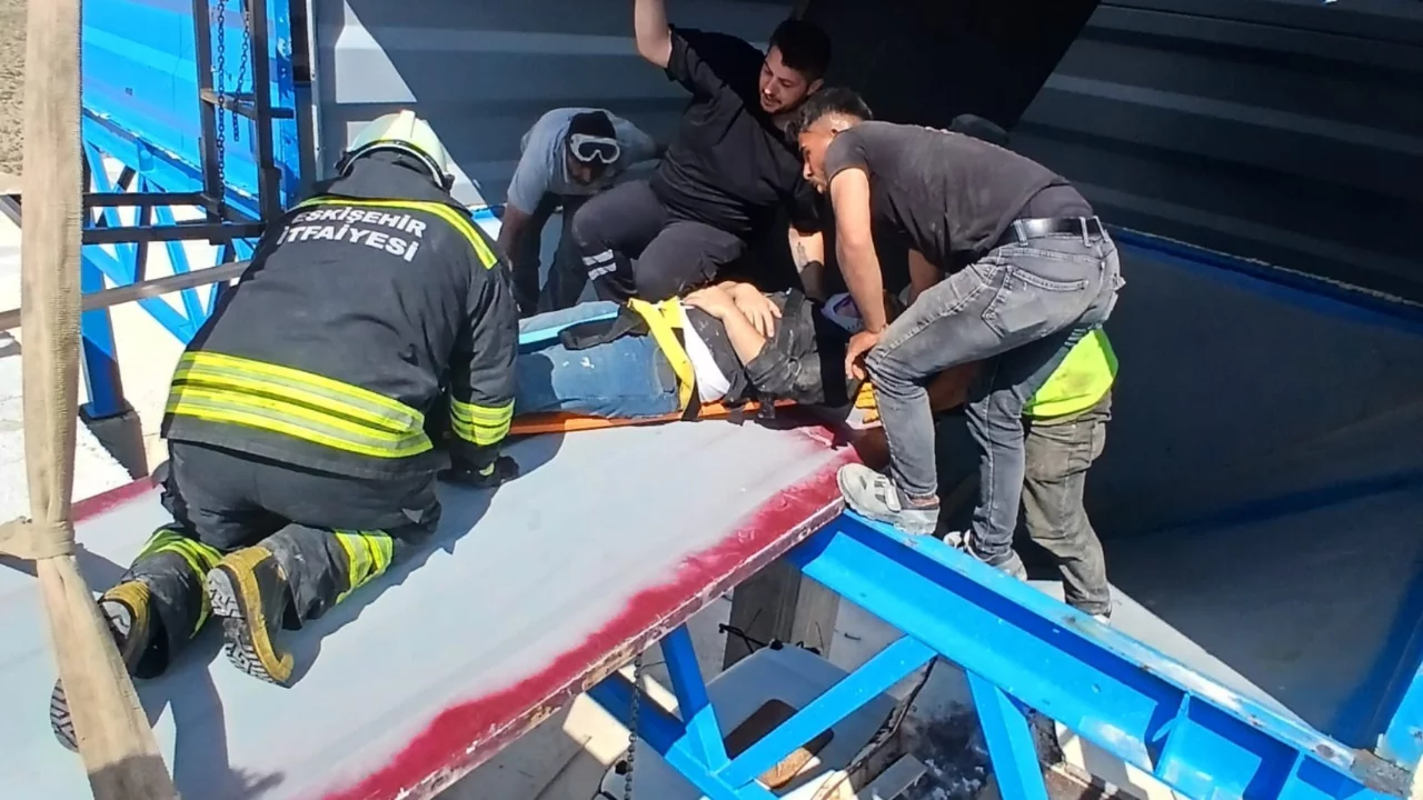 Taş kırma kuyusuna düşen işçilerin imdadına itfaiye yetişti