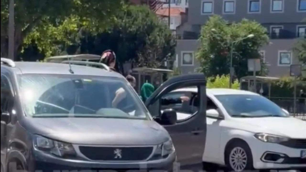 Bursa'da trafik ortasında gergin anlar! 4 kişi bir araca saldırdı...