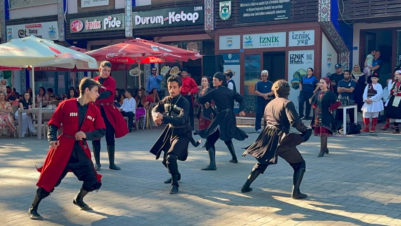 Makedonya folklor ekibinden İznik'te muhteşem gösteri