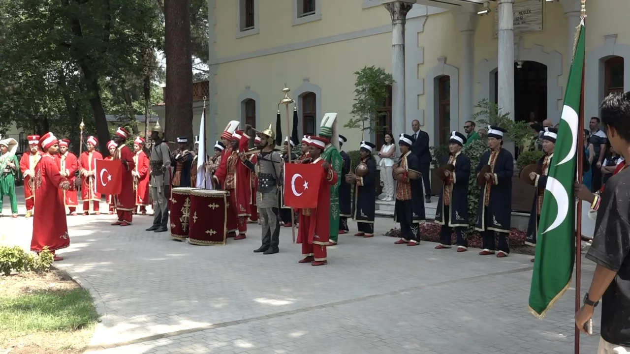 25 &uuml;lkeden &ouml;ğrenciler aynı safta: Mehterle k&uuml;lt&uuml;r k&ouml;pr&uuml;s&uuml; kurdular