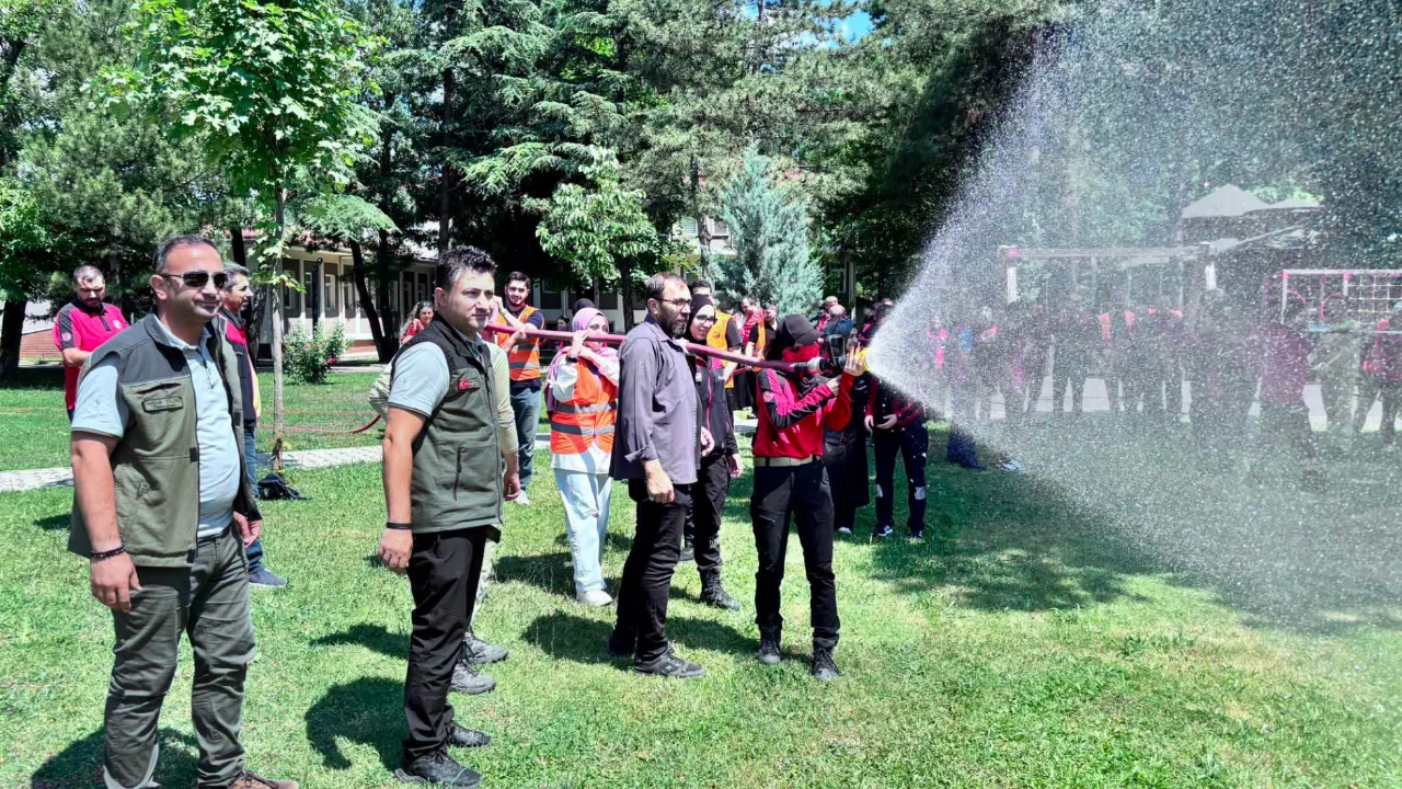 İneg&ouml;l'de orman yangın g&ouml;n&uuml;ll&uuml;leri eğitimi tamamlandı