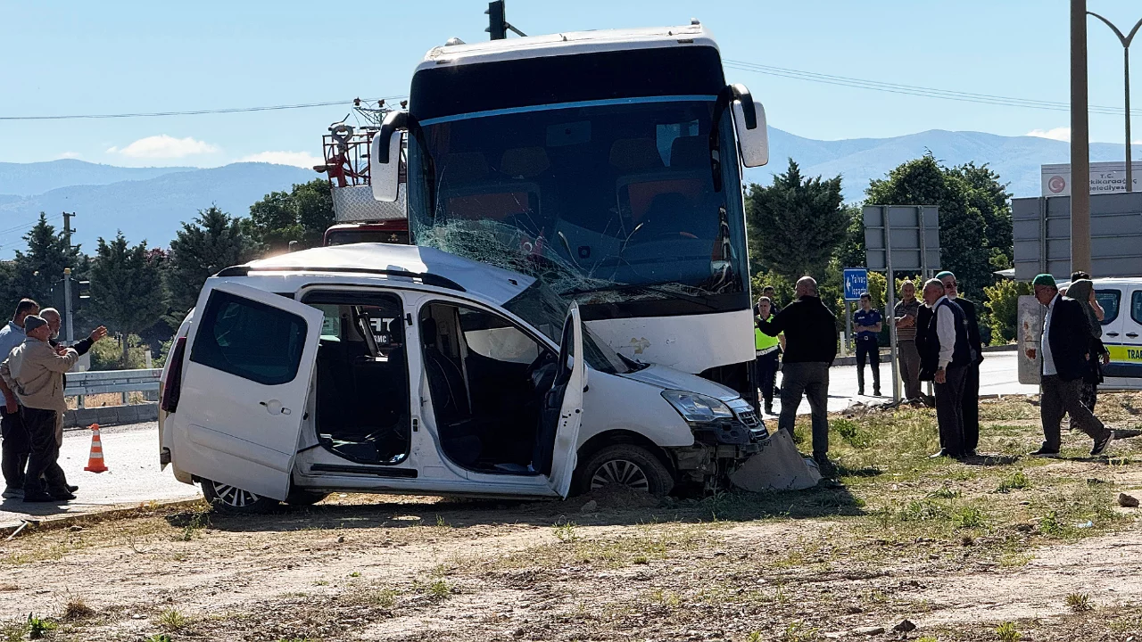 Tur otob&uuml;s&uuml; ile hafif ticari ara&ccedil; &ccedil;arpıştı! Gen&ccedil; s&uuml;r&uuml;c&uuml; hastanede hayatını kaybetti
