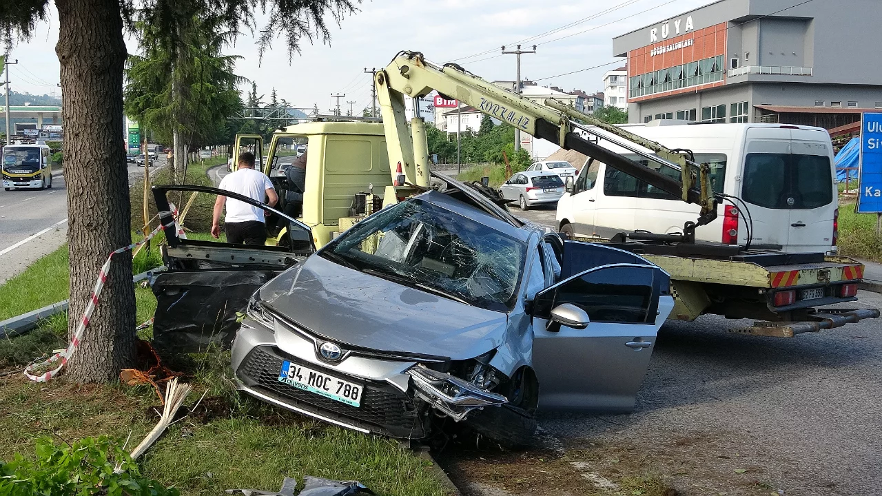 Kontrolden çıkan otomobil refüje uçtu, 4 kişi yaralandı