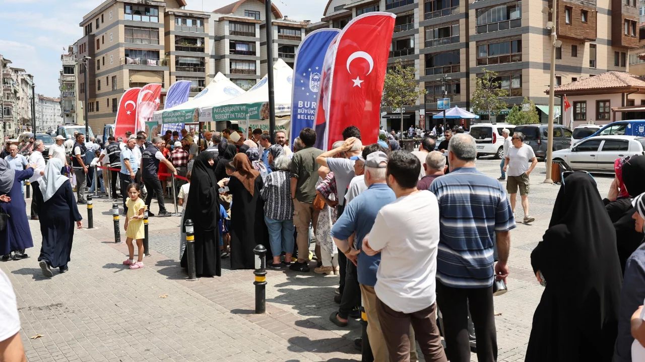 Bursa'da aşure bereketi sokaklara taşıyor: 17 ilçede dağıtım noktaları belli oldu