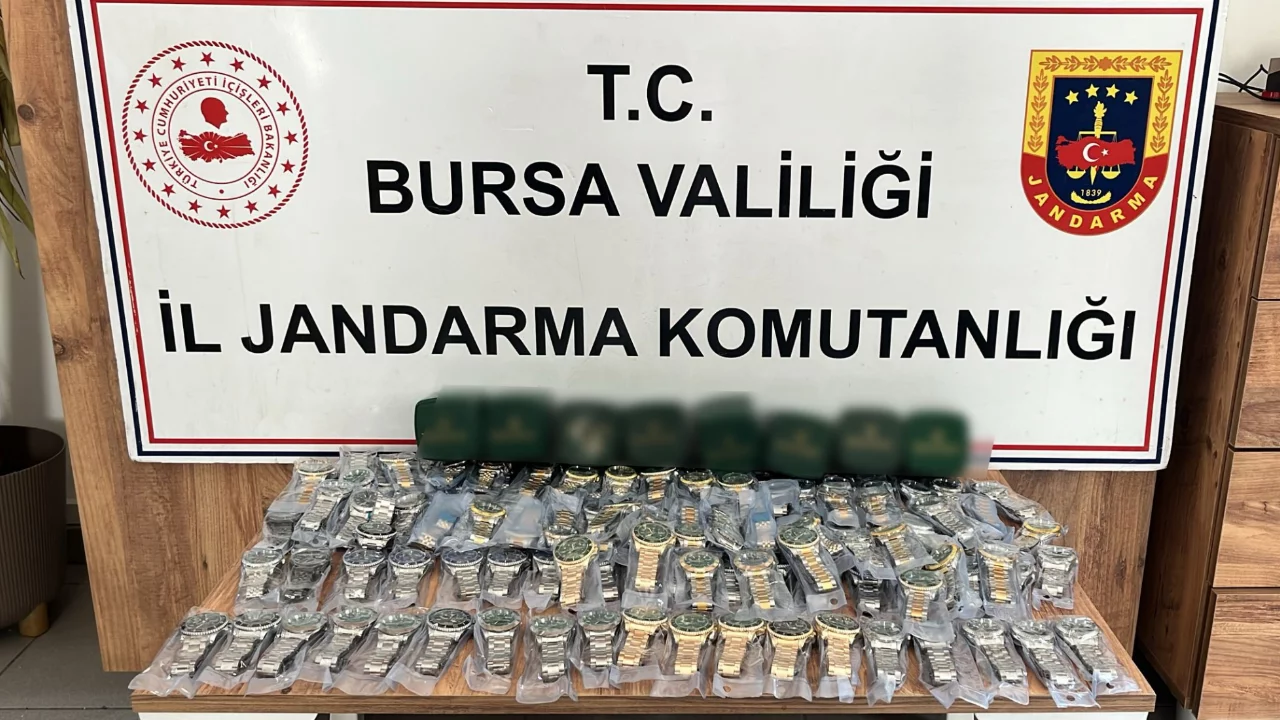 Bursa'da evde saklanan servet şoke etti! Milyonluk saat deposu...