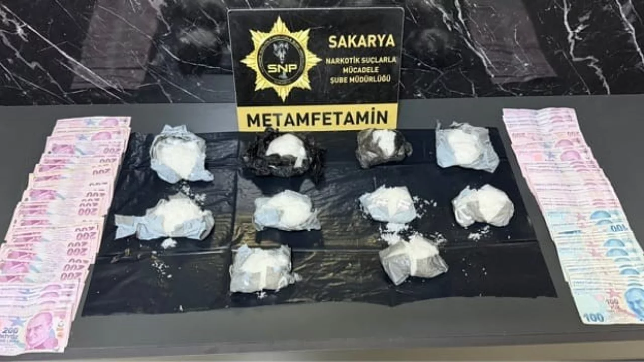 Motosikletle getirilen 1 kilogram uyuşturucu ele geçirildi