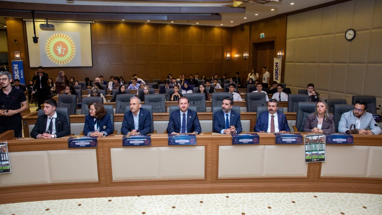 Bursa'da gençler meclis sıralarına oturdu: Geleceğin karar vericileri demokrasi deneyimi yaşıyor