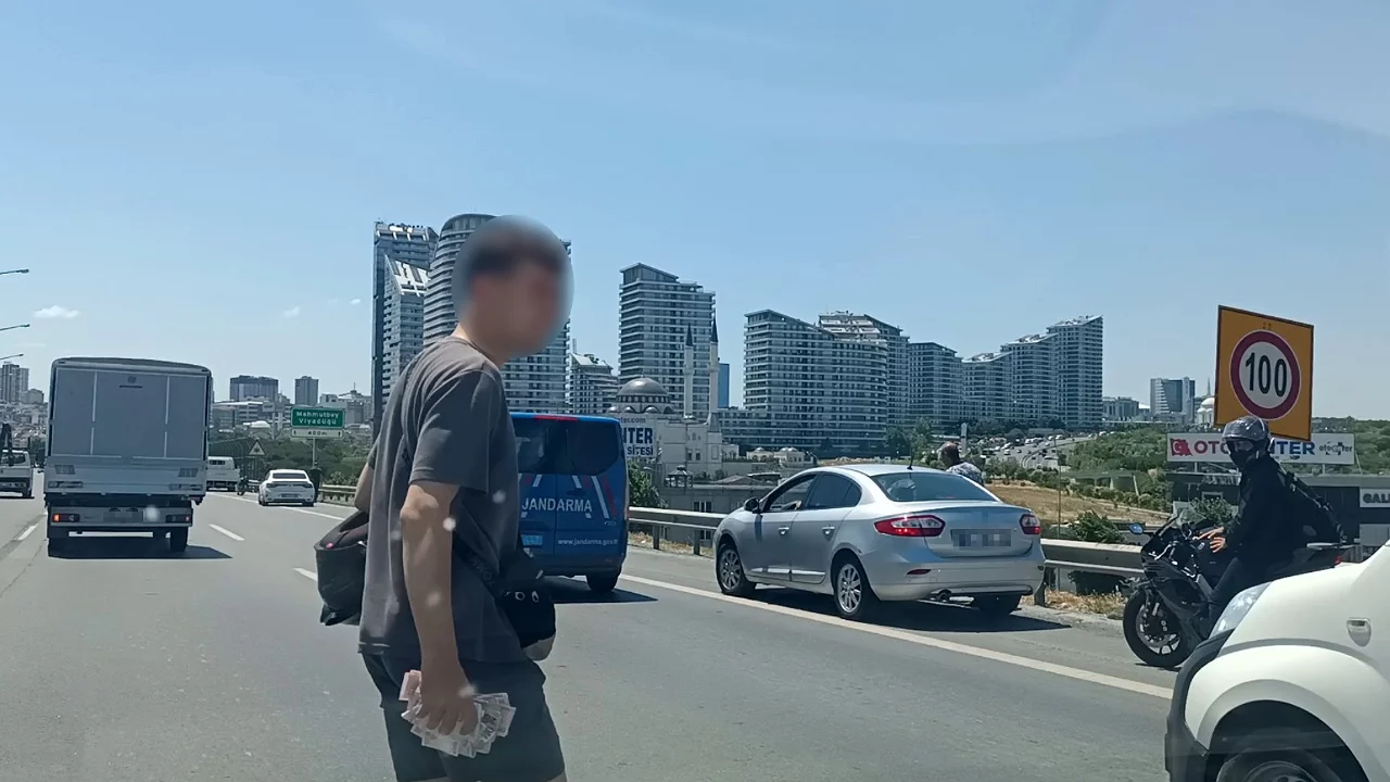 Otoyolda paralar yola sa&ccedil;ıldı! S&uuml;r&uuml;c&uuml;ler yarışa girdi...