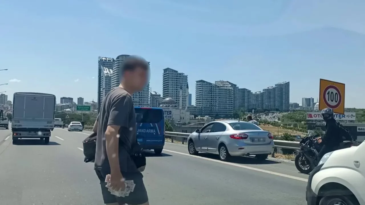 Bağcılar TEM'de ilginç anlar! Paralar yola saçıldı, herkes topladı 