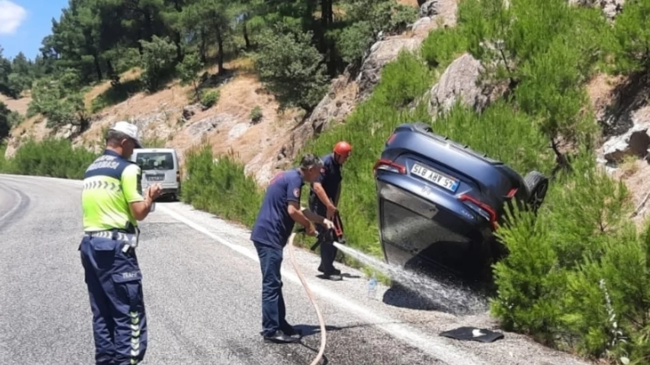 Balıkesir'de tıra &ccedil;arpan ara&ccedil; şarampole u&ccedil;tu: Yaralılar var...