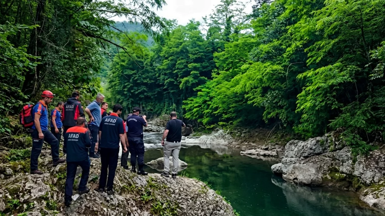 Kızının g&ouml;z&uuml; &ouml;n&uuml;nde ırmağa d&uuml;şen babadan kahreden haber