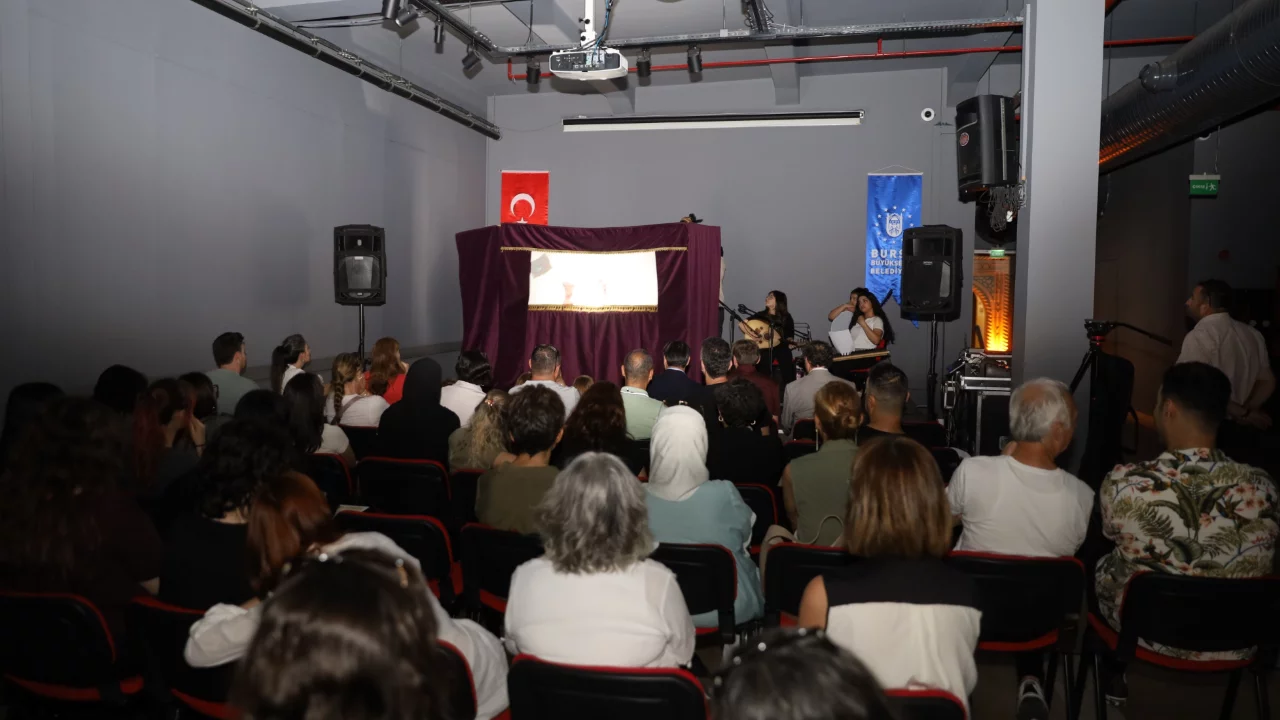 Karag&ouml;z sanatı gen&ccedil;lerin yorumuyla geleceğe taşındı