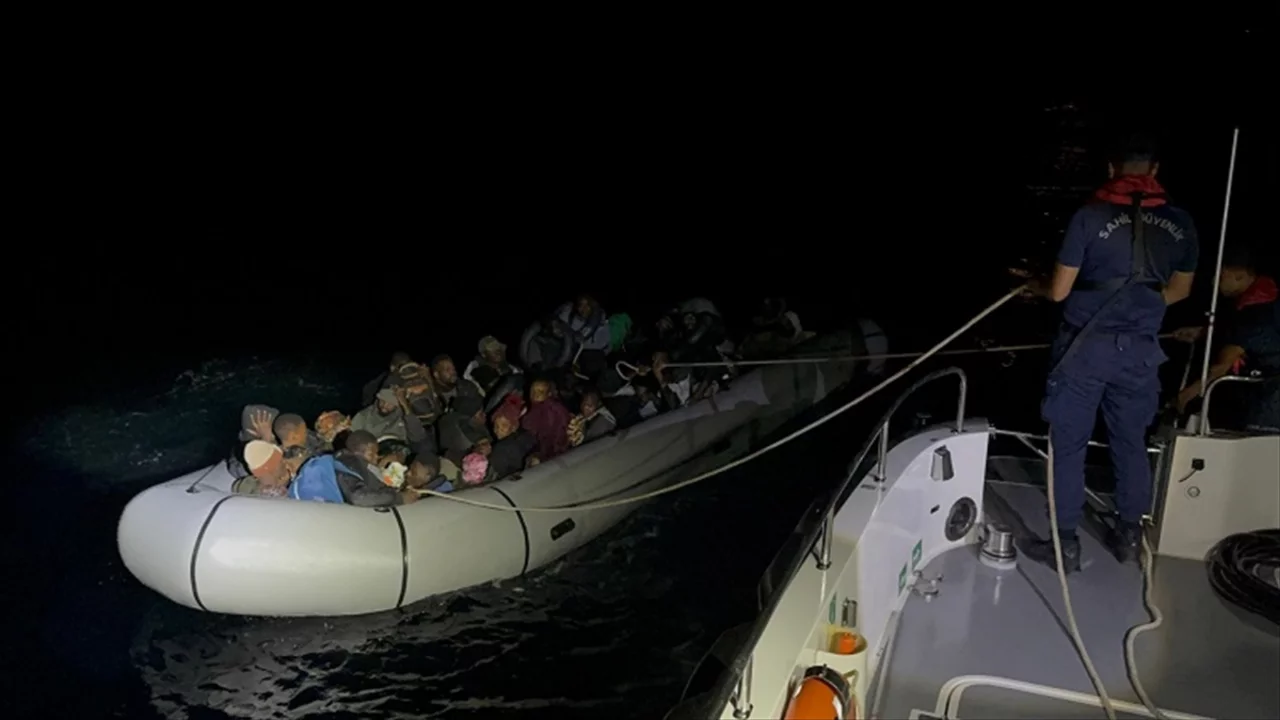 İzmir a&ccedil;ıklarında &ccedil;ok sayıda d&uuml;zensiz g&ouml;&ccedil;men yakalandı
