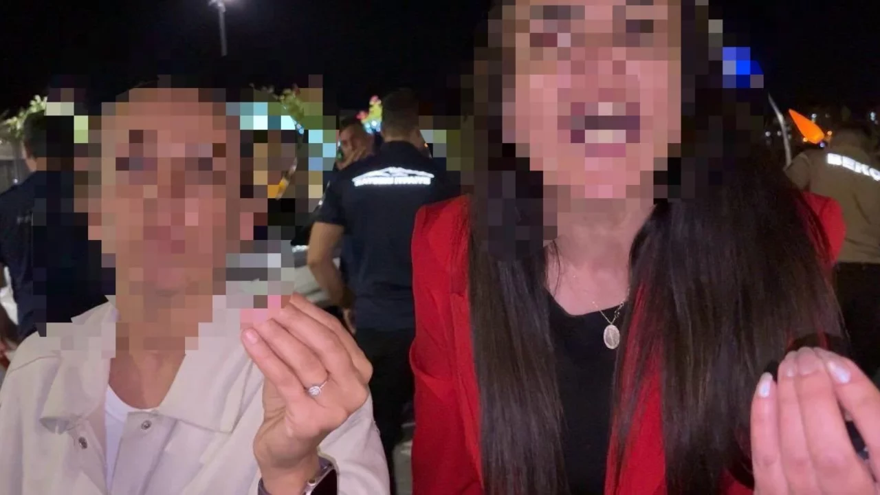 Bebeğini araçta unuttu, öfkesini gazetecilerden çıkardı...
