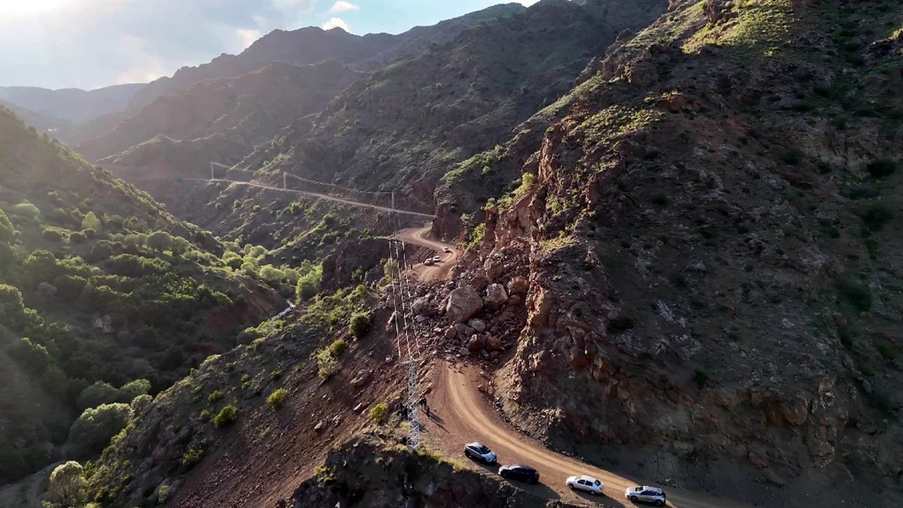 İki mahalleyi bağlayan yol kapandı, mahalleli tepki gösterdi