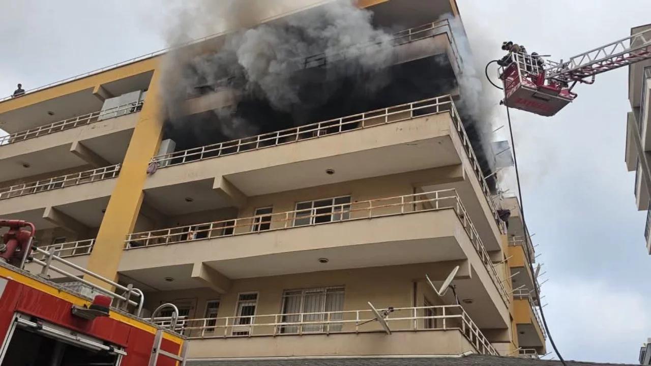 Apartman dairesinden alevler yükseldi