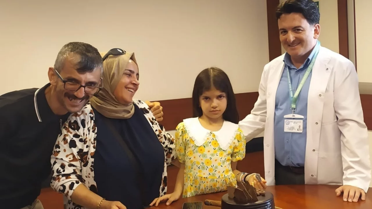 Bursa'da 'Mucize' nakille hayata d&ouml;nen 9 yaşındaki Nisanur, doğum g&uuml;n&uuml;n&uuml; doktorları ile kutladı