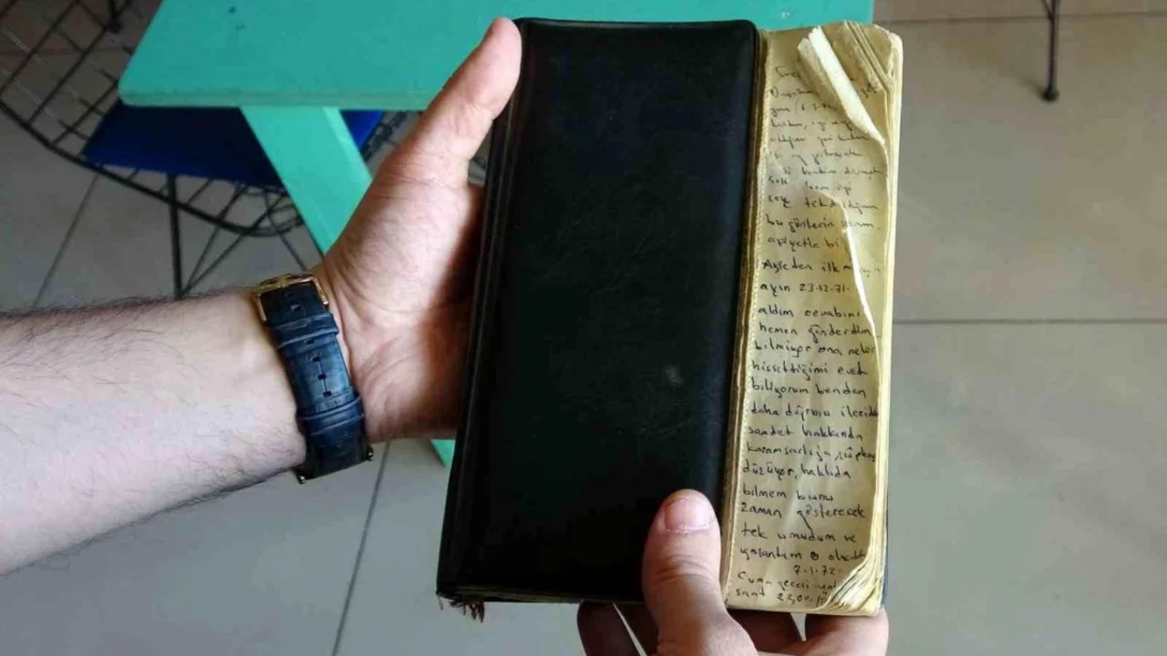 55 yıllık asker hatıra defteri, bir aşkı, ayrılığı ve dönemin izlerini gün yüzüne çıkardı