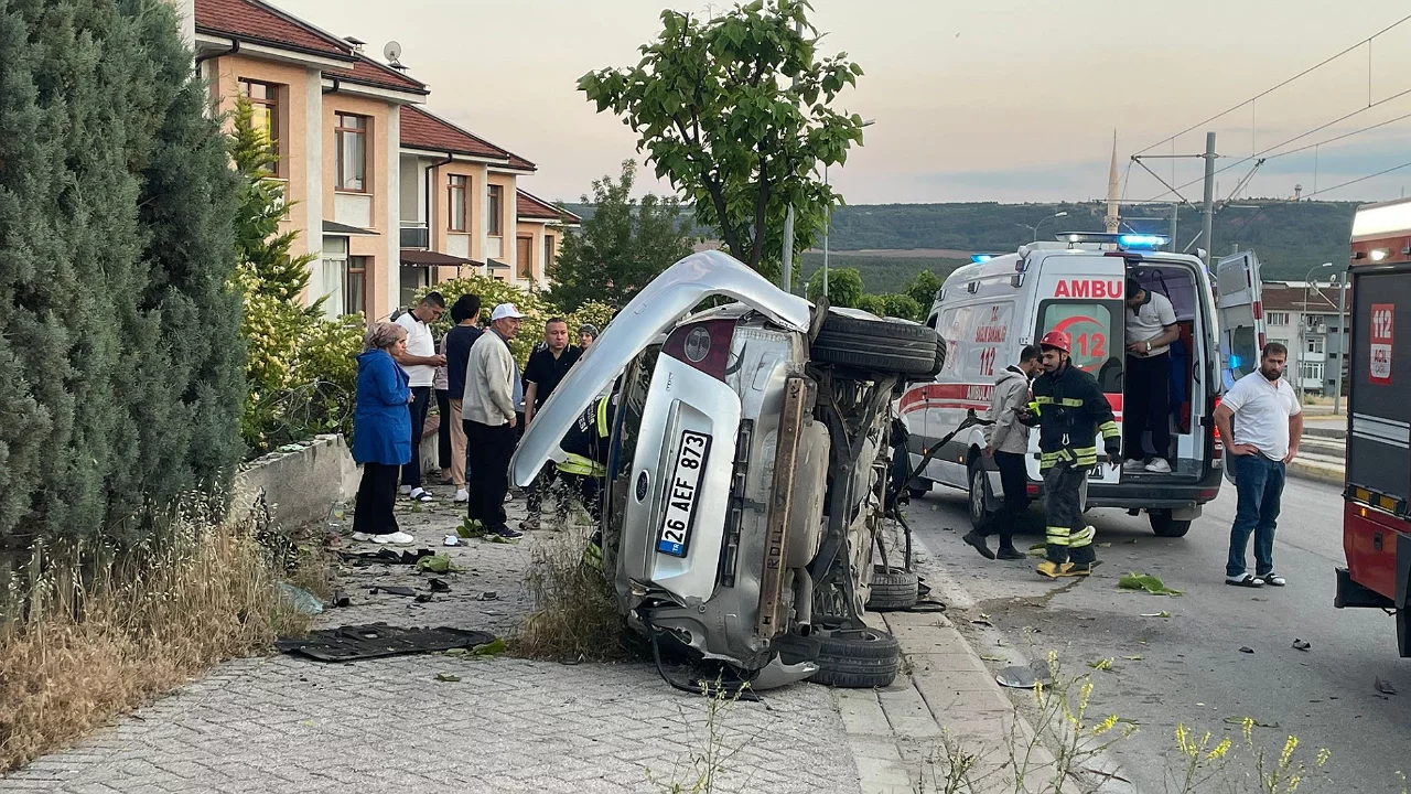 Feci kazada ara&ccedil; hurdaya d&ouml;nd&uuml;, s&uuml;r&uuml;c&uuml;s&uuml; yaralandı