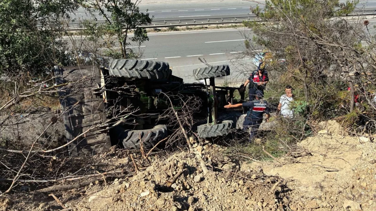 Odun &ccedil;ekerken trakt&ouml;r&uuml;n altında kaldı