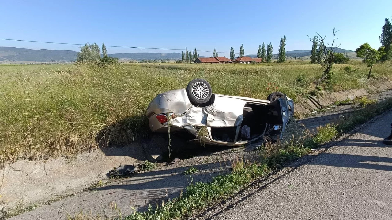 Kontrolden çıkan otomobil refüje devrildi, 1 kişi hayatını kaybetti
