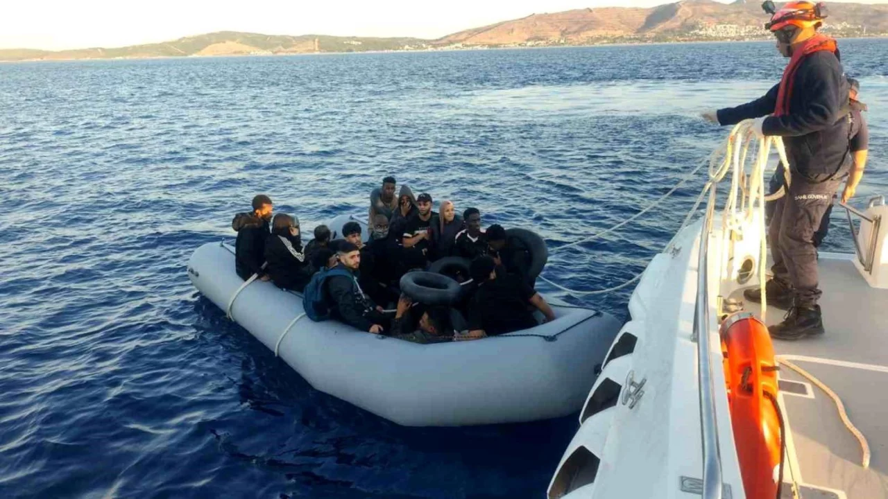 İzmir açıklarında operasyon: 4'ü çocuk 65 düzensiz göçmen yakalandı