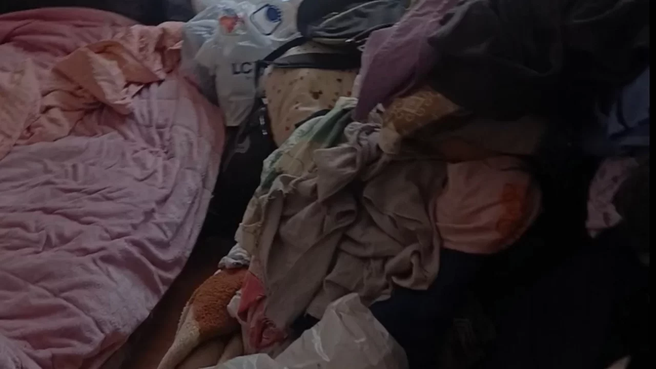 Kötü koku sonrası girilen evden 1 ton atık çıkarıldı
