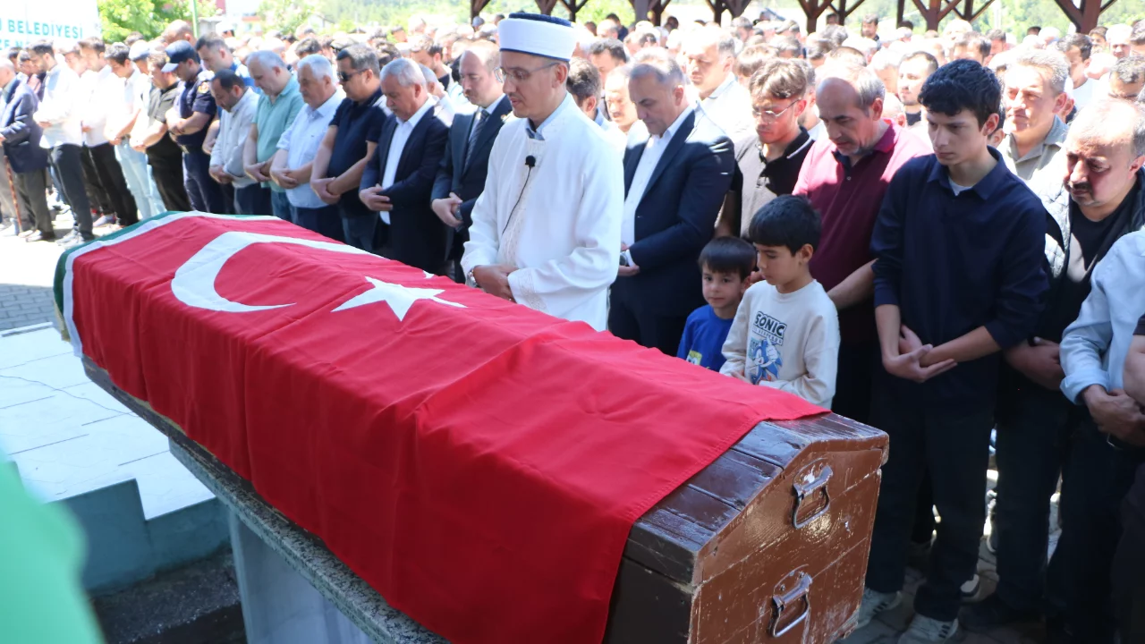 G&ouml;&ccedil;&uuml;kte yaşamını yitiren maden iş&ccedil;isi toprağa verildi