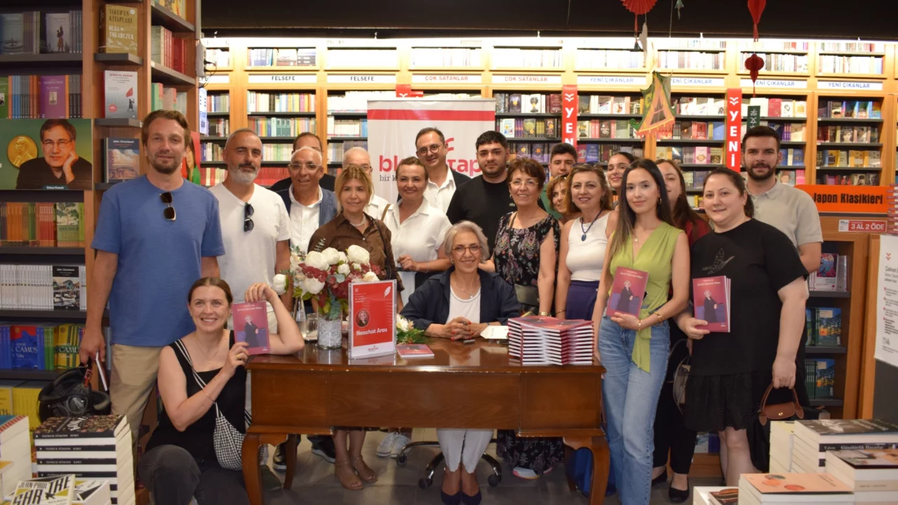 "Çocuk Gözümle Ailem" için düzenlenen imza gününe yoğun ilgi