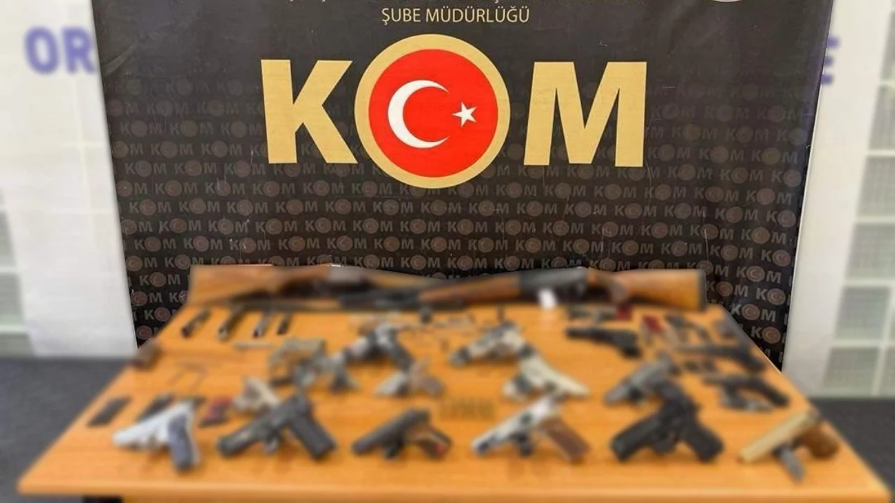 Silah ticareti operasyonu: &Ccedil;ok sayıda silah ve par&ccedil;a ele ge&ccedil;irildi